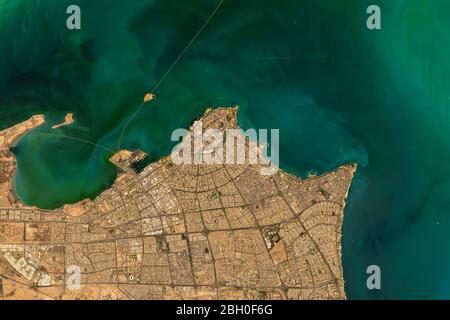 Immagine satellitare ad alta risoluzione di Kuwait City sulle rive del Golfo Persico - contiene dati Copernicus Sentinel modificati (2020) Foto Stock