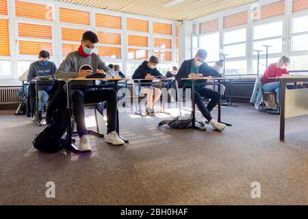 Haltern am See, Germania. 23 aprile 2020. Gli alunni dell'anno di studi di abbandono scolastico 2020 sono seduti in classe nella Scuola grammaticale Joseph König in preparazione agli esami. Quasi sei settimane dopo la chiusura delle scuole nella Renania settentrionale-Vestfalia a causa della crisi della corona, molte di esse stanno ora riaprendo le porte per la prima volta a migliaia di candidati all'esame. Credit: Rolf Vennenbernd/dpa/Alamy Live News Foto Stock