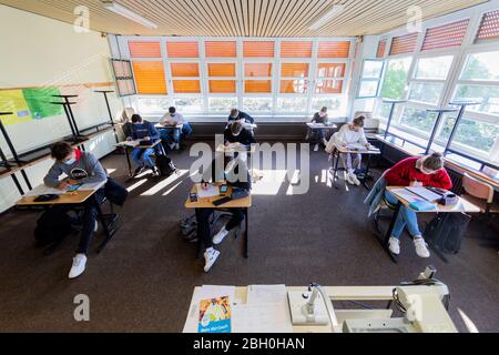 Haltern am See, Germania. 23 aprile 2020. Gli alunni dell'anno di studi di abbandono scolastico 2020 sono seduti in classe nella Scuola grammaticale Joseph König in preparazione agli esami. Quasi sei settimane dopo la chiusura delle scuole nella Renania settentrionale-Vestfalia a causa della crisi della corona, molte di esse stanno ora riaprendo le porte per la prima volta a migliaia di candidati all'esame. Credit: Rolf Vennenbernd/dpa/Alamy Live News Foto Stock