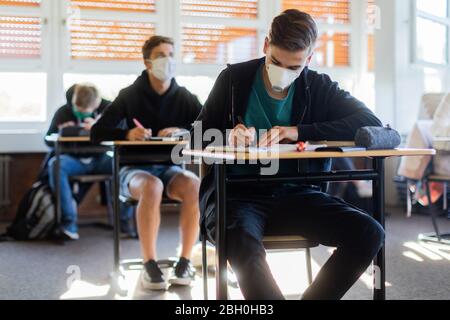 Haltern am See, Germania. 23 aprile 2020. Gli alunni dell'anno di studi di abbandono scolastico 2020 sono seduti in classe nella Scuola grammaticale Joseph König in preparazione agli esami. Quasi sei settimane dopo la chiusura delle scuole nella Renania settentrionale-Vestfalia a causa della crisi della corona, molte di esse stanno ora riaprendo le porte per la prima volta a migliaia di candidati all'esame. Credit: Rolf Vennenbernd/dpa/Alamy Live News Foto Stock