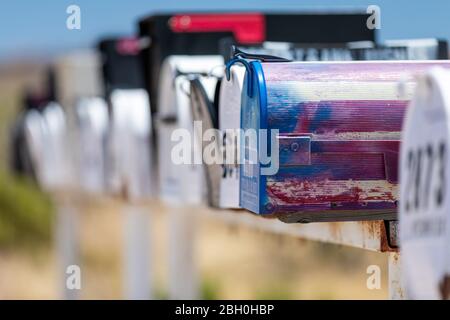 Primo piano di una fila di iconiche lettere americane tradizionali, contro un paesaggio desertico Foto Stock