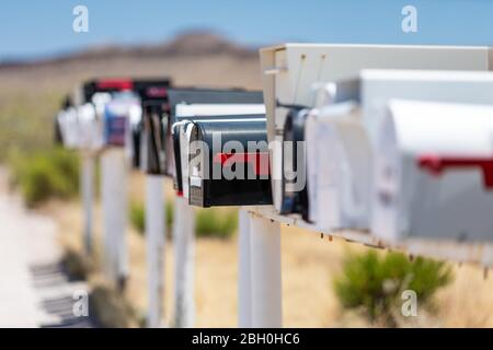 Primo piano di una fila di iconiche lettere americane tradizionali, contro un paesaggio desertico Foto Stock