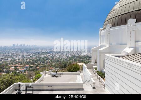 Ampia vista panoramica dell'Osservatorio Griffith che si affaccia sulla città di Los Angeles, sotto un cielo blu estivo Foto Stock