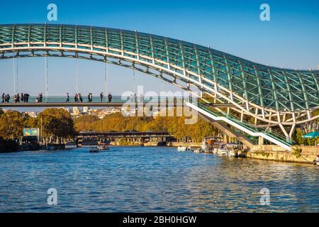 Il ponte della pace (progetto: Michele de Lucchi) a Tbilisi, Georgia Foto Stock