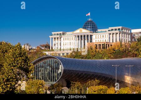 Rike Park, la sala concerti Rike e il Palazzo Presidenziale di Tbilisi, Georgia Foto Stock