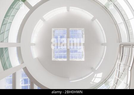 Primo piano geometrico della finestra del lucernario nella Rotunda centrale nel museo del Getty Center Foto Stock