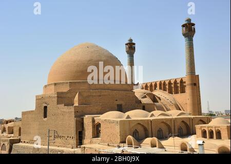 La Grande Moschea di Isfahan fu costruita nel 771. Negli anni successivi, sono state fatte sezioni aggiuntive alla moschea. Foto Stock