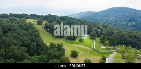 Veduta aerea della pista di bob estiva in bella natura con le montagne verdi e il cielo blu a Visegrad, Ungheria, Europa. Foto Stock