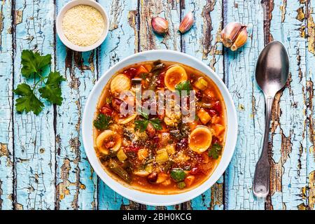 Minestrone, minestra di verdure italiane con pasta e fagioli. Vista dall'alto Foto Stock