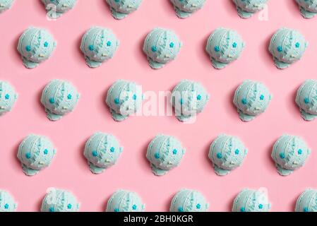 Disegno senza cuciture di palle di gelato blu naturale su sfondo rosa Foto Stock