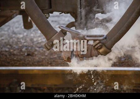 Da una vecchia ferrovia a vapore fuoriesce vapore molto caldo da un tubo Foto Stock
