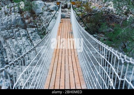 Ponte sospeso in legno nella natura a Goynuk Kanyonu in Antalya, Turchia. Foto Stock
