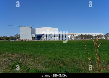 papenburg, germania - 2020.04.19: il nuovo magazzino e centro logistico di meyer werft in costruzione Foto Stock