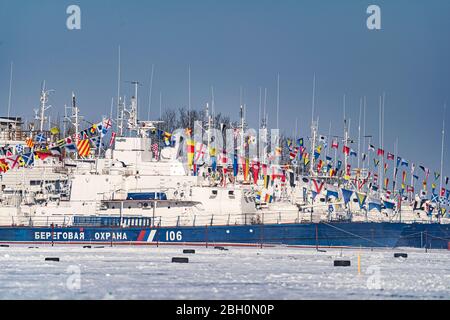 Khabarovsk, Russia 22 febbraio 2020: Le navi militari di confine decorate per una parata sono ormeggiate in una baia ghiacciata del fiume Amur Foto Stock
