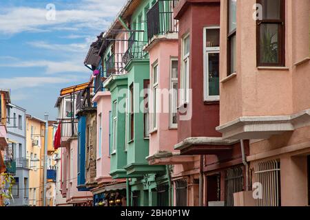 Case storiche colorate nel vecchio quartiere di Balat a Istanbul, Turchia Foto Stock