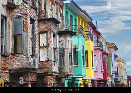 Case storiche colorate nel vecchio quartiere di Balat a Istanbul, Turchia Foto Stock