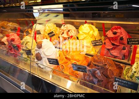 Delizioso dessert di gelato italiano in vetro freezer a Firenze Foto Stock