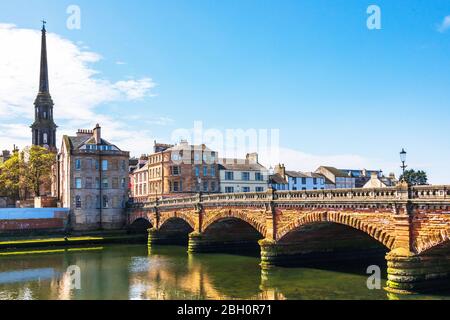 New Bridge, Ayr attraverso il fiume Ayr al porto di Ayr, con una vista a sud della guglia del municipio di Ayr, Ayr, sud Ayrshire, Scozia, Regno Unito Foto Stock