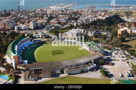 Foto aerea dello stadio di cricket del St George's Park con il porto di Port Elizabeth sullo sfondo Foto Stock