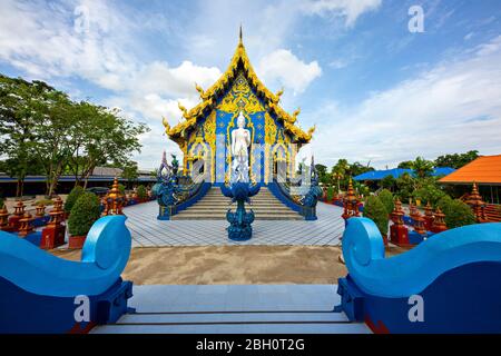 Tempio Blu conosciuto anche come Wat Rong Suea Ten, a Chiang Rai, Thailandia Foto Stock