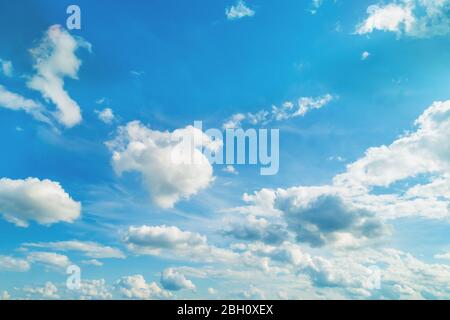 Il cielo blu con nuvole. Natura astratta sfondo cielo. Vista aerea. Sky texture, la natura astratta sfondo Foto Stock