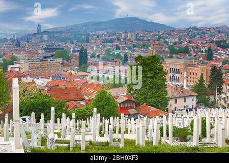 Cimitero musulmano dedicato alle vittime della guerra bosniaca, a Sarajevo, Bosnia-Erzegovina Foto Stock