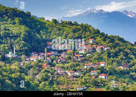Vista sulle case del villaggio tra le montagne tra Konic e Sarajevo, Bosnia ed Erzegovina Foto Stock