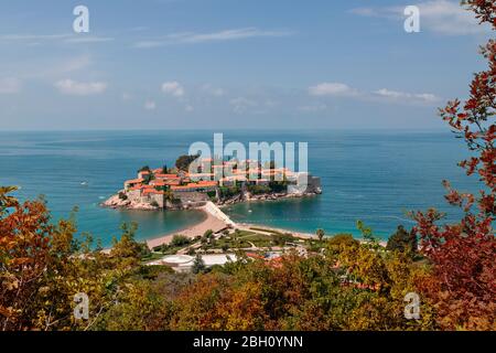 Vista sulla penisola di Sveti Stefan sul mare Adriatico a Budva, Montenegro Foto Stock