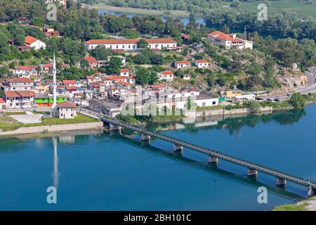 Vista sul quartiere con case orientali nella città di Shkodra, Albania Foto Stock