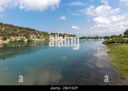 Vista sul quartiere con case orientali nella città di Shkodra, Albania Foto Stock