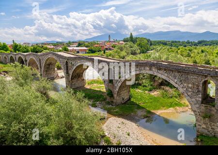 Ponte Terzijski conosciuto anche come ponte sarto, a Gjakova, in Kosovo Foto Stock