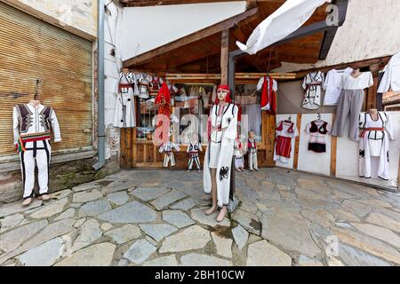 Negozio di abbigliamento tradizionale nella città vecchia di Gjakova, Kosovo Foto Stock