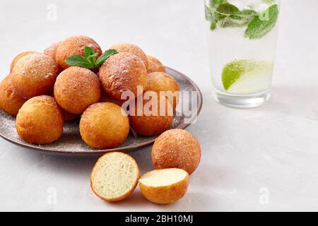 La colazione era ottima. Palline di ciambelle di formaggio cottage su uno sfondo chiaro. Foto Stock