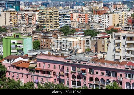 Paesaggio urbano su Tirana con i suoi colorati edifici di appartamenti, Tirana, Albania Foto Stock