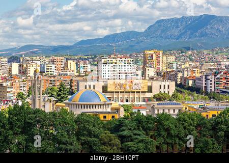 Paesaggio urbano su Tirana con i suoi colorati edifici di appartamenti, Tirana, Albania Foto Stock