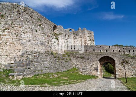 Vista sui resti del Castello di Rozafa nella città di Shkodra, Albania Foto Stock