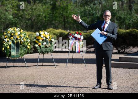 Zeithain, Germania. 23 aprile 2020. Jens Nagel, capo del sito commemorativo, parla durante un evento commemorativo al memoriale dei prigionieri di guerra e delle vittime della Wehrmacht nel campo di Zeithain del 1941-1945 Ehrenhain. L'occasione è la commemorazione della Fondazione dei Memorials Sassoni nel 75° anniversario della liberazione del campo di prigionia di Zeithain. Credit: Sebastian Kahnert/dpa-Zentralbild/dpa/Alamy Live News Foto Stock