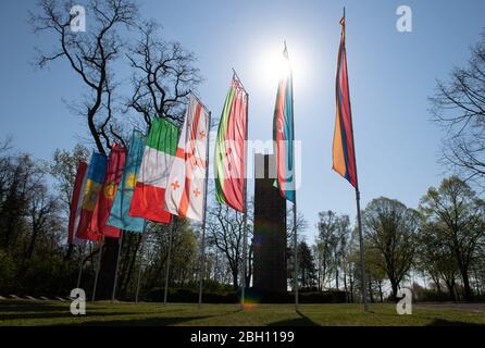 Zeithain, Germania. 23 aprile 2020. Bandiere sventolano nel memoriale dei prigionieri di guerra e delle vittime della Wehrmacht nel campo di Zeithain Ehrenhain dal 1941 al 1945. L'occasione è la commemorazione della Fondazione dei Memorials Sassoni nel 75° anniversario della liberazione del campo di prigionia di Zeithain. Credit: Sebastian Kahnert/dpa-Zentralbild/dpa/Alamy Live News Foto Stock