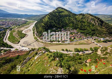 Vista aerea sulle vecchie case in stile orientale a Berat, Albania Foto Stock