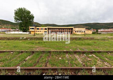 Vecchia stazione ferroviaria abbandonata dall'era comunista in Albania Foto Stock