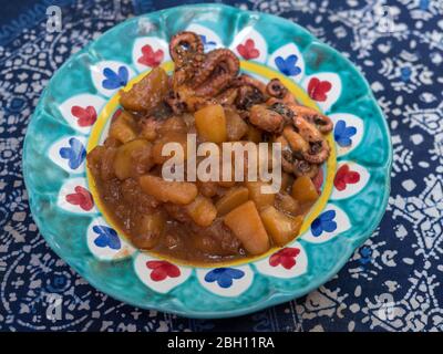 Gustoso piatto di seppie e patate, tipico della cucina napoletana Foto Stock