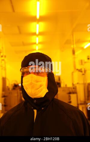 Immagine inclinata di un tecnico di laboratorio che indossa apparecchiature DPI Foto Stock