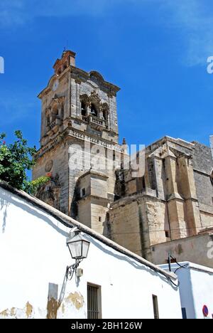 Edifici imbiancati di fronte alla Iglesia de San Pedro (Chiesa di San Pietro), Arcos de la Frontera, Andalusia, Spagna. Foto Stock