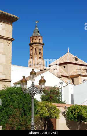 Plaza Guerrero Munoz con il campanile della chiesa (Iglesia San Sebastian) sul retro, Antequera, Provincia di Malaga, Andalusia, Spagna. Foto Stock