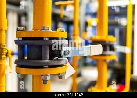 Rubinetto del gas sul tubo. Valvola del gas sulla tubazione. Foto Stock