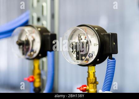 Attrezzatura industriale con misuratori di pressione. Messa a fuoco selettiva. Foto Stock