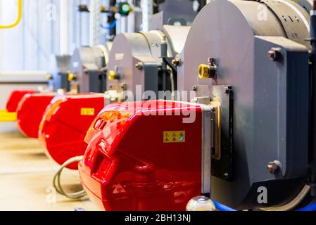 Le moderne caldaie attrezzatura della camera - alta potenza caldaia bruciatore. Sala Caldaie. Il riscaldamento dell'acqua. Alimentazione. Approvvigionamento di acqua Foto Stock