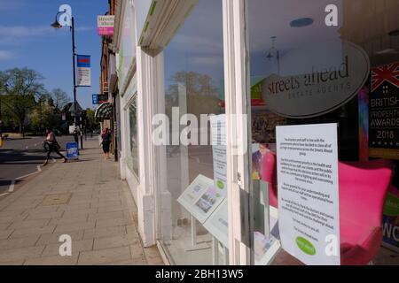 Le aziende sono chiuse a causa dei cartelli che mostrano i cartelli della Coronavrus nella strada principale locale nel sud di Londra, Inghilterra Foto Stock