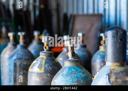 Serbatoi di stoccaggio in acciaio al gas acetilene e oxigen per saldatura. Foto Stock