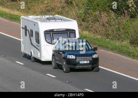 2007 nero Land Rover traino Swift Challenger Touring Caravan e camper, camper, veicolo per il tempo libero RV, vacanze in famiglia, vacanze caravanette, vacanza caravan, la vita su strada, Foto Stock